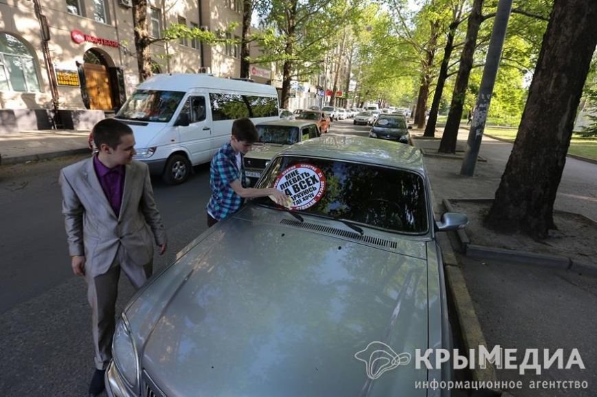 У здания Совмина Крыма активисты «СтопХама» оклеили стикерами непра... У здания Совмина Крыма активисты «СтопХама» оклеили стикерами неправильно припаркованные авто (ФОТО) (фото) - фото 8