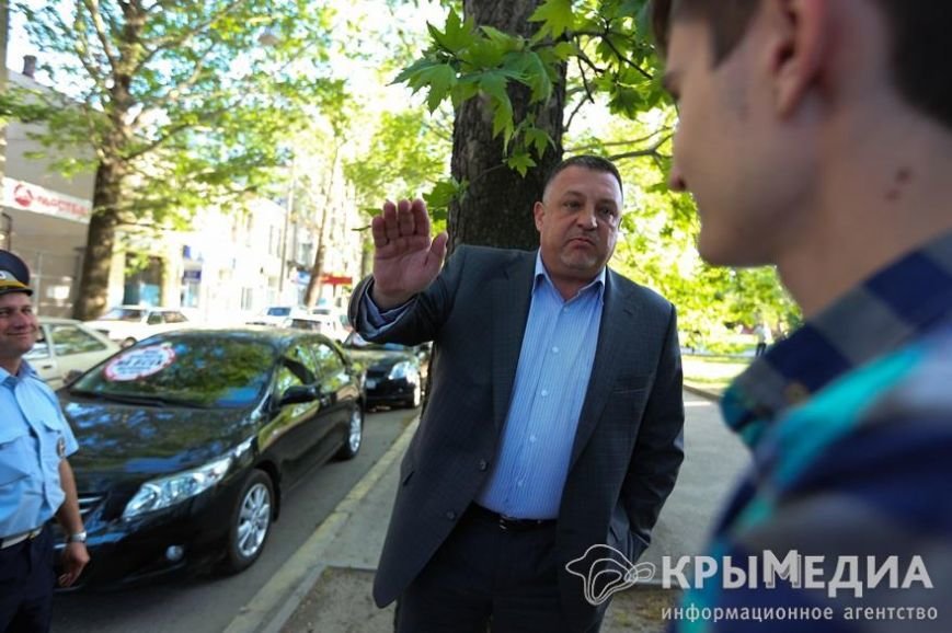 У здания Совмина Крыма активисты «СтопХама» оклеили стикерами непра... У здания Совмина Крыма активисты «СтопХама» оклеили стикерами неправильно припаркованные авто (ФОТО) (фото) - фото 13
