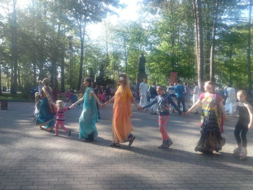 Крішнаїти дарують радість мешканцям Івано-Франківська (фото) - фото 2 Крішнаїти дарують радість мешканцям Івано-Франківська (фото) - фото 2