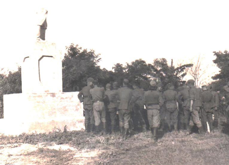 Ломают памятник Сталину И В 3 Ломают памятник Сталину И В 3