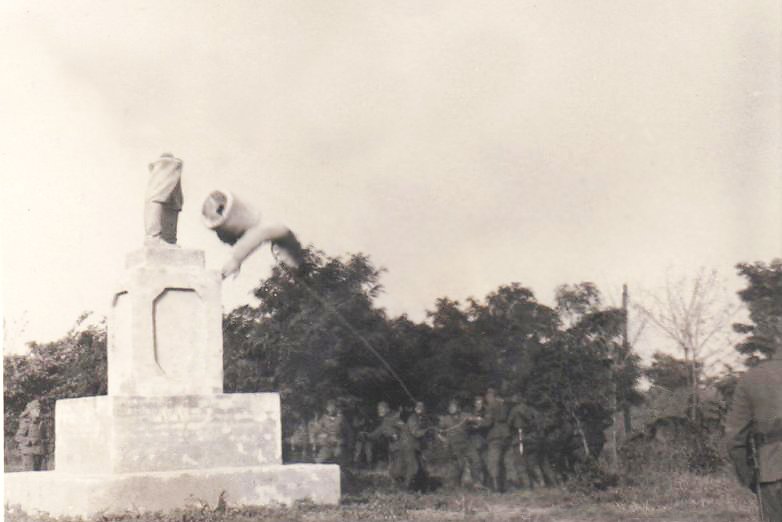 Ломают памятник Сталину И В 2 Ломают памятник Сталину И В 2