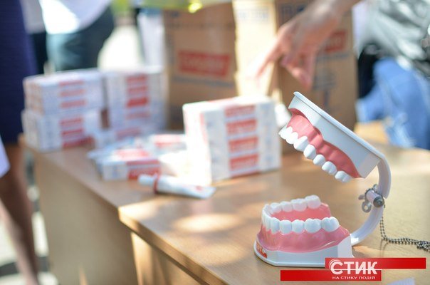 Студенти-стоматологи провели акцію «Усміхнись» (фото) - фото 2 Студенти-стоматологи провели акцію «Усміхнись» (фото) - фото 2