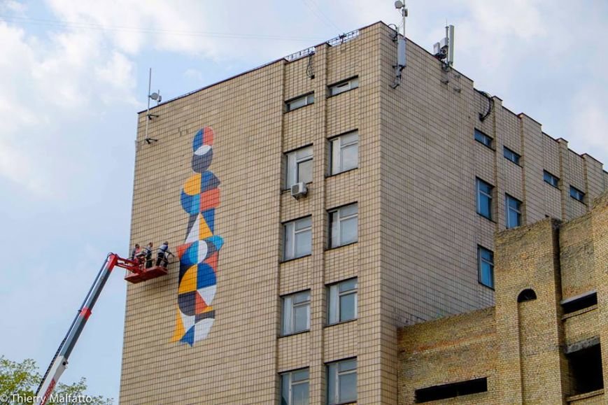 На фасаде киевского дома французский муралист создал “Ловкого человека” (фото) - фото 1 На фасаде киевского дома французский муралист создал “Ловкого человека” (фото) - фото 1