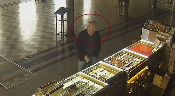 В Киеве двое грабителей позарились на святыни в Киево-Печерской Лавре (ФОТО, ВИДЕО) (фото) - фото 1 В Киеве двое грабителей позарились на святыни в Киево-Печерской Лавре (ФОТО, ВИДЕО) (фото) - фото 1