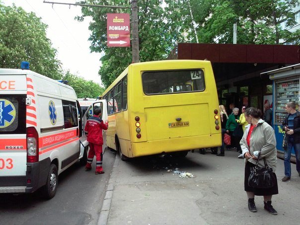 У Черкасах маршрутка мало не збила людей на зупинці (фото) (фото) - фото 4 У Черкасах маршрутка мало не збила людей на зупинці (фото) (фото) - фото 4