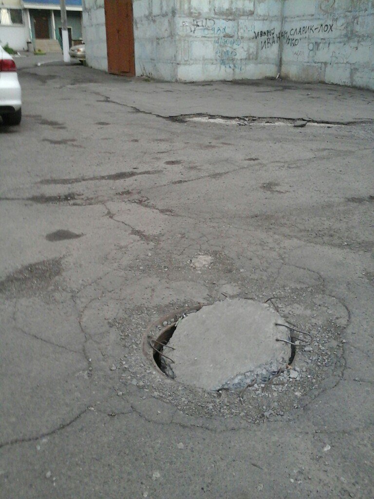 В Кривом Роге продолжают накрывать открытые люки крышками, которые через месяц крошатся (ФОТОФАКТ) (фото) - фото 2 В Кривом Роге продолжают накрывать открытые люки крышками, которые через месяц крошатся (ФОТОФАКТ) (фото) - фото 2