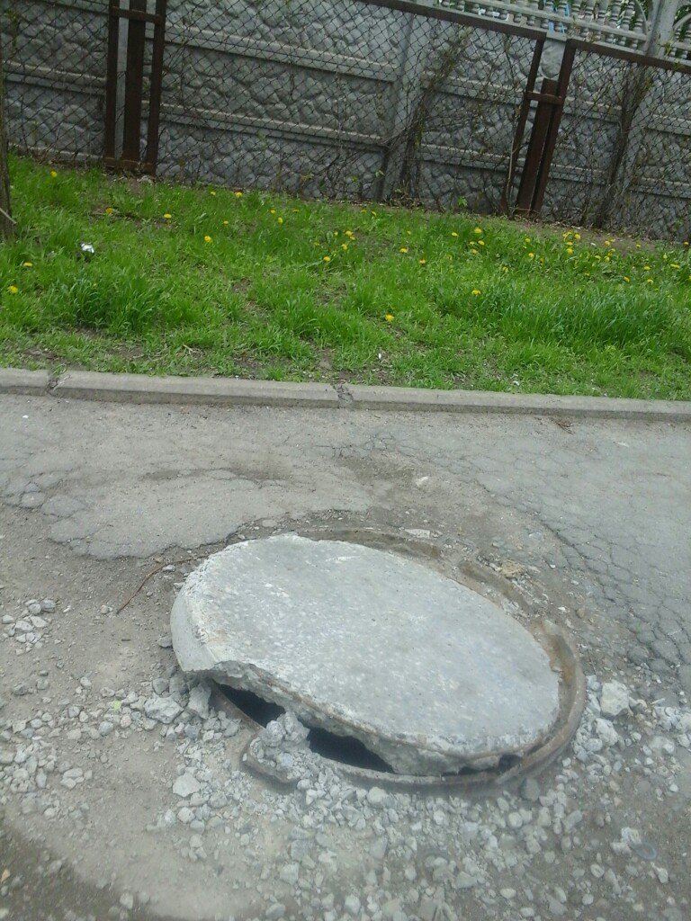 В Кривом Роге продолжают накрывать открытые люки крышками, которые через месяц крошатся (ФОТОФАКТ) (фото) - фото 2 В Кривом Роге продолжают накрывать открытые люки крышками, которые через месяц крошатся (ФОТОФАКТ) (фото) - фото 2
