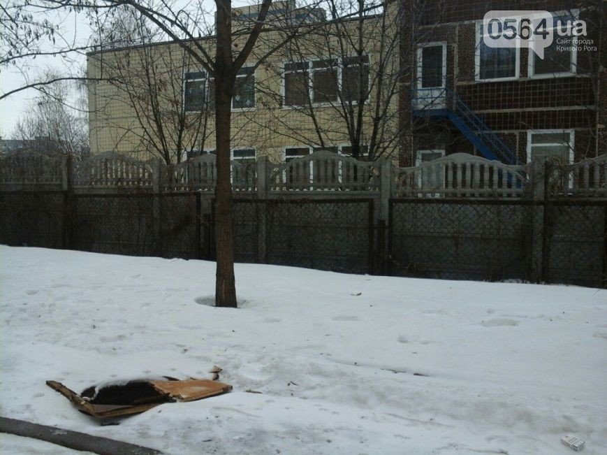 В Кривом Роге продолжают накрывать открытые люки крышками, которые через месяц крошатся (ФОТОФАКТ) (фото) - фото 1 В Кривом Роге продолжают накрывать открытые люки крышками, которые через месяц крошатся (ФОТОФАКТ) (фото) - фото 1