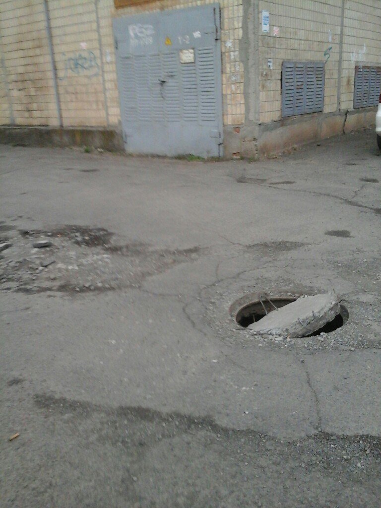 В Кривом Роге продолжают накрывать открытые люки крышками, которые через месяц крошатся (ФОТОФАКТ) (фото) - фото 2 В Кривом Роге продолжают накрывать открытые люки крышками, которые через месяц крошатся (ФОТОФАКТ) (фото) - фото 2
