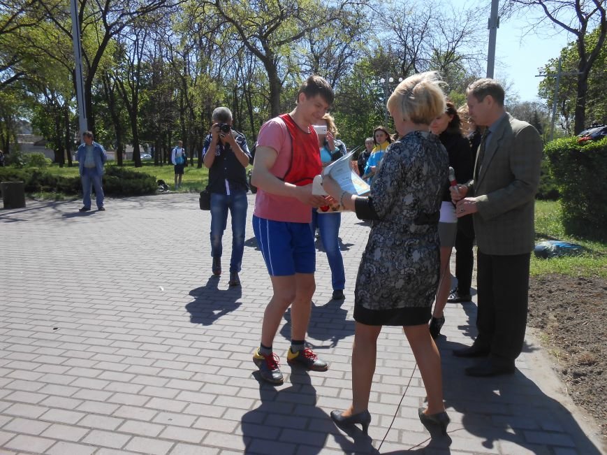 В Днепродзержинске прошла эстафета, посвященная 70-летию Победы над нацизмом в Европе (фото) - фото 13 В Днепродзержинске прошла эстафета, посвященная 70-летию Победы над нацизмом в Европе (фото) - фото 13