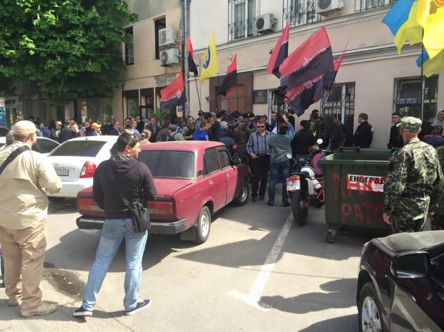 Одесские активисты прикатили под управление внутренней безопасности МВД мусорный бак (ФОТО) (фото) - фото 1 Одесские активисты прикатили под управление внутренней безопасности МВД мусорный бак (ФОТО) (фото) - фото 1