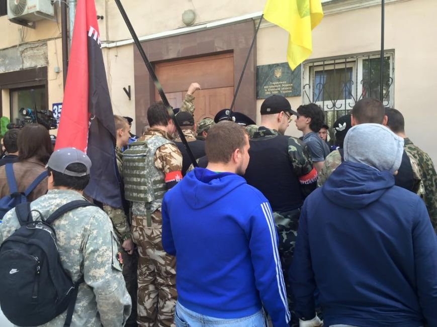 Одесские активисты прикатили под управление внутренней безопасности МВД мусорный бак (ФОТО) (фото) - фото 1 Одесские активисты прикатили под управление внутренней безопасности МВД мусорный бак (ФОТО) (фото) - фото 1