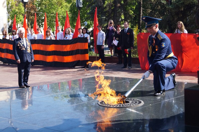 В Белгороде на Соборной площади зажгли вечный огонь (фото) - фото 5 В Белгороде на Соборной площади зажгли вечный огонь (фото) - фото 5