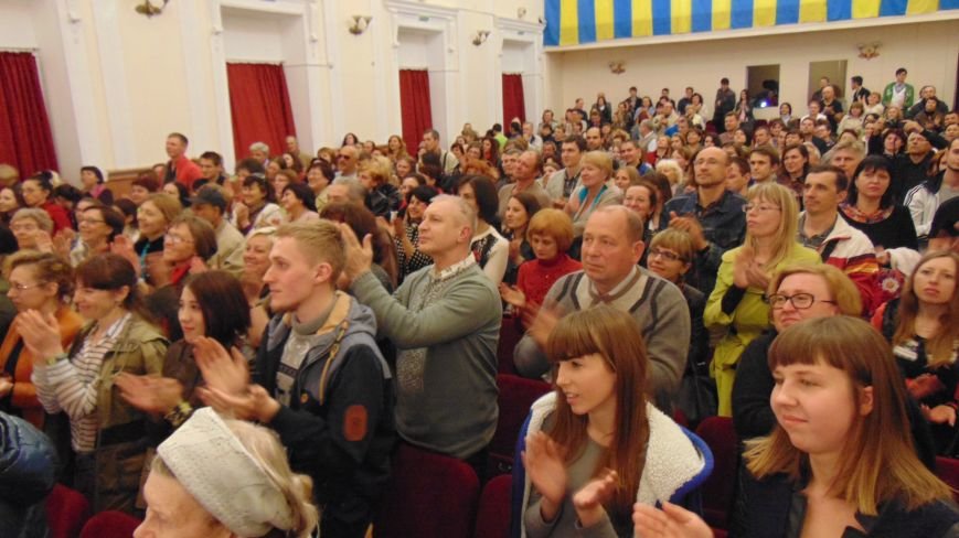 Мариупольские влюбленные подверглись такому мощному воздействию, что не могли разъять объятий (ФОТО) (фото) - фото 1 Мариупольские влюбленные подверглись такому мощному воздействию, что не могли разъять объятий (ФОТО) (фото) - фото 1