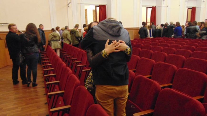 Мариупольские влюбленные подверглись такому мощному воздействию, что не могли разъять объятий (ФОТО) (фото) - фото 1 Мариупольские влюбленные подверглись такому мощному воздействию, что не могли разъять объятий (ФОТО) (фото) - фото 1