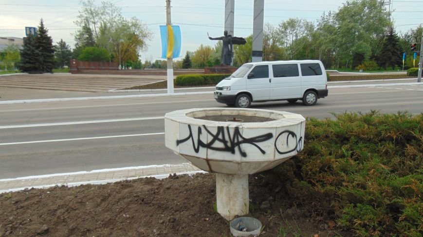 Перед праздником в Мариуполе растет количество расписанных фонтанов (ФОТОФАКТ) (фото) - фото 1 Перед праздником в Мариуполе растет количество расписанных фонтанов (ФОТОФАКТ) (фото) - фото 1