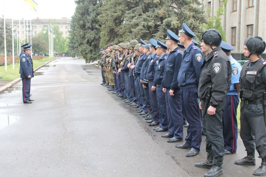 У Славянского горсовета появились укрепления. В милиции заверяют, что причин для паники нет (фото) - фото 1 У Славянского горсовета появились укрепления. В милиции заверяют, что причин для паники нет (фото) - фото 1