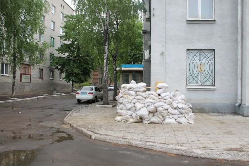 У Славянского горсовета появились укрепления. В милиции заверяют, что причин для паники нет (фото) - фото 1 У Славянского горсовета появились укрепления. В милиции заверяют, что причин для паники нет (фото) - фото 1