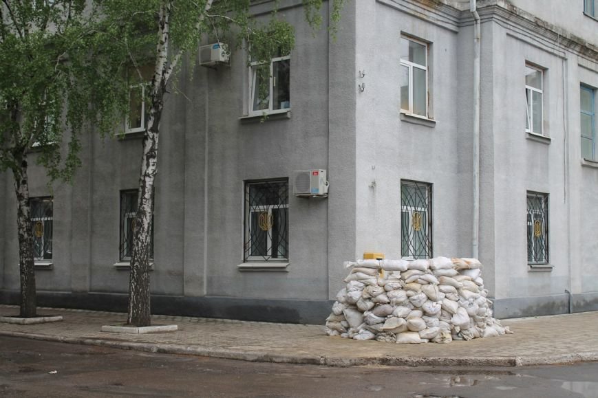 У Славянского горсовета появились укрепления. В милиции заверяют, что причин для паники нет (фото) - фото 1 У Славянского горсовета появились укрепления. В милиции заверяют, что причин для паники нет (фото) - фото 1