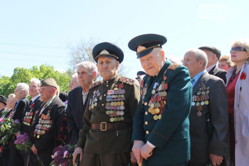 В Кривом Роге чествовали ветеранов в День памяти и примирения, активисты объединили усилия с милицией чтобы избежать провокаций (фото) - фото 2 В Кривом Роге чествовали ветеранов в День памяти и примирения, активисты объединили усилия с милицией чтобы избежать провокаций (фото) - фото 2