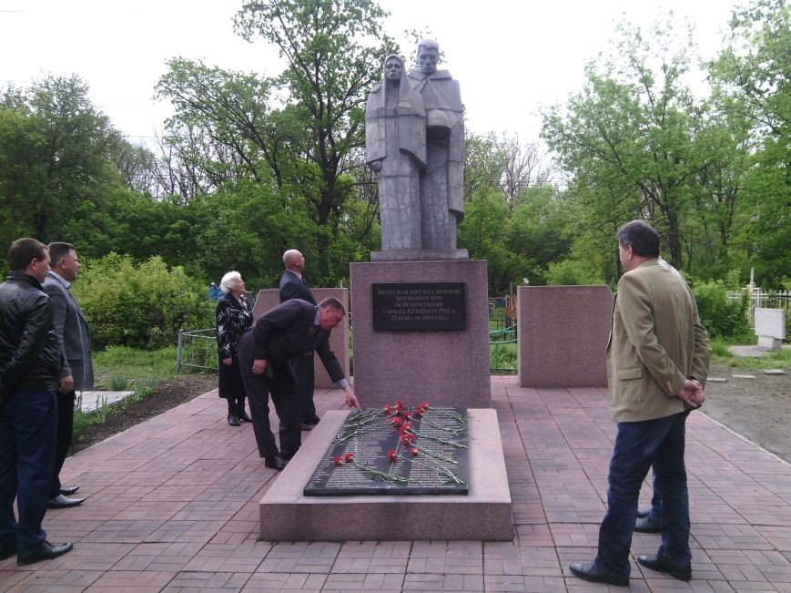 В Кривом Роге чествовали ветеранов в День памяти и примирения, активисты объединили усилия с милицией чтобы избежать провокаций (фото) - фото 1 В Кривом Роге чествовали ветеранов в День памяти и примирения, активисты объединили усилия с милицией чтобы избежать провокаций (фото) - фото 1
