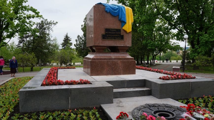 Харьковскиие активисты заменили табличку на мемориале Вечный огонь (ФОТО) (фото) - фото 1 Харьковскиие активисты заменили табличку на мемориале Вечный огонь (ФОТО) (фото) - фото 1