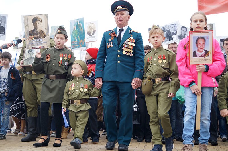 Белгородцы прошли по улицам с портретами «Бессмертного полка» (фото) - фото 1 Белгородцы прошли по улицам с портретами «Бессмертного полка» (фото) - фото 1