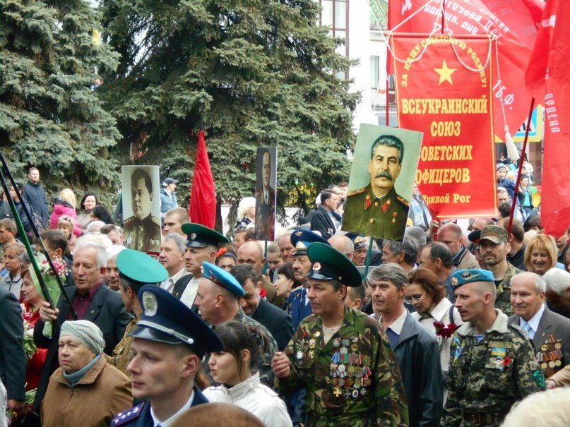 На празднование Дня Победы криворожанин вышел с портретом Сталина (ФОТОФАКТ, ОБНОВЛЕНО) (фото) - фото 4 На празднование Дня Победы криворожанин вышел с портретом Сталина (ФОТОФАКТ, ОБНОВЛЕНО) (фото) - фото 4