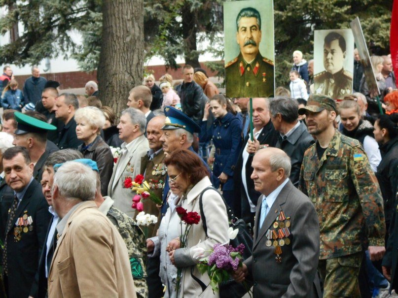 На празднование Дня Победы криворожанин вышел с портретом Сталина (ФОТОФАКТ, ОБНОВЛЕНО) (фото) - фото 4 На празднование Дня Победы криворожанин вышел с портретом Сталина (ФОТОФАКТ, ОБНОВЛЕНО) (фото) - фото 4