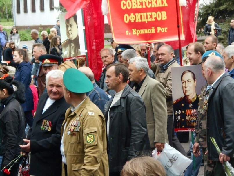 На празднование Дня Победы криворожанин вышел с портретом Сталина (ФОТОФАКТ, ОБНОВЛЕНО) (фото) - фото 4 На празднование Дня Победы криворожанин вышел с портретом Сталина (ФОТОФАКТ, ОБНОВЛЕНО) (фото) - фото 4