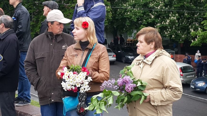 День Победы в Днепропетровске: мало ветеранов, много милиции, молодежи и детей (ФОТО) (фото) - фото 3 День Победы в Днепропетровске: мало ветеранов, много милиции, молодежи и детей (ФОТО) (фото) - фото 3
