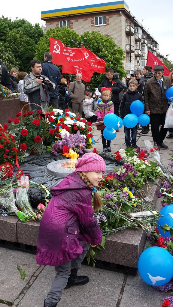 День Победы в Днепропетровске: мало ветеранов, много милиции, молодежи и детей (ФОТО) (фото) - фото 14 День Победы в Днепропетровске: мало ветеранов, много милиции, молодежи и детей (ФОТО) (фото) - фото 14