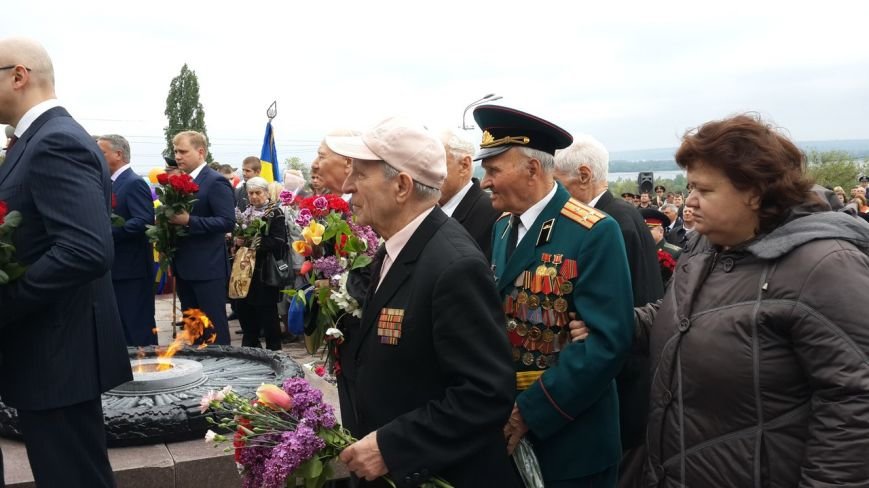 День Победы в Днепропетровске: мало ветеранов, много милиции, молодежи и детей (ФОТО) (фото) - фото 6 День Победы в Днепропетровске: мало ветеранов, много милиции, молодежи и детей (ФОТО) (фото) - фото 6