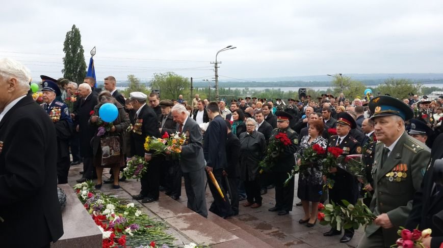 День Победы в Днепропетровске: мало ветеранов, много милиции, молодежи и детей (ФОТО) (фото) - фото 4 День Победы в Днепропетровске: мало ветеранов, много милиции, молодежи и детей (ФОТО) (фото) - фото 4