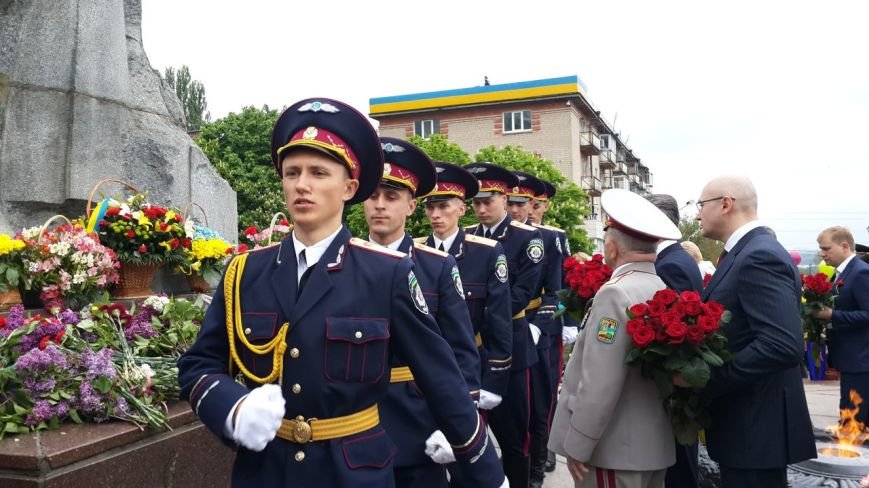 День Победы в Днепропетровске: мало ветеранов, много милиции, молодежи и детей (ФОТО) (фото) - фото 5 День Победы в Днепропетровске: мало ветеранов, много милиции, молодежи и детей (ФОТО) (фото) - фото 5