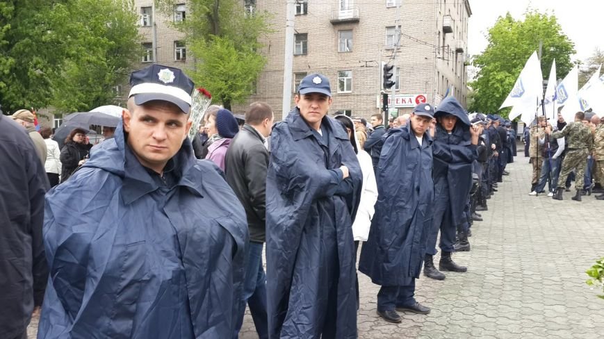 День Победы в Днепропетровске: мало ветеранов, много милиции, молодежи и детей (ФОТО) (фото) - фото 12 День Победы в Днепропетровске: мало ветеранов, много милиции, молодежи и детей (ФОТО) (фото) - фото 12