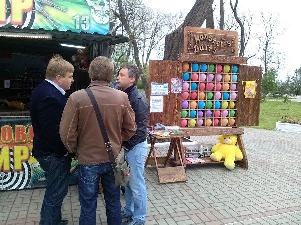 В Мариуполе владельцы летних аттракционов не успели подготовиться к проверке общественников (фото) - фото 1 В Мариуполе владельцы летних аттракционов не успели подготовиться к проверке общественников (фото) - фото 1