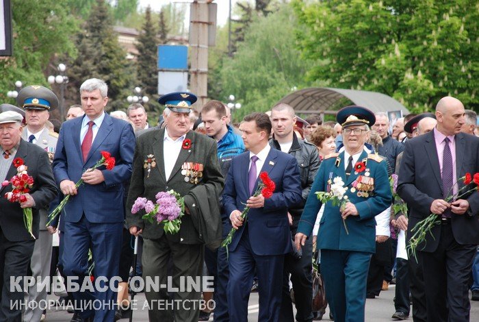 Сотни криворожан вышли на центральную улицу Кривого Рога на торжественный марш (ФОТО) (фото) - фото 1 Сотни криворожан вышли на центральную улицу Кривого Рога на торжественный марш (ФОТО) (фото) - фото 1