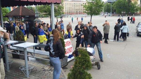Быстриченко о потасовке на площади Свободы: «Сепаратистов кефиром облили - вот и все» (ФОТО) (фото) - фото 1 Быстриченко о потасовке на площади Свободы: «Сепаратистов кефиром облили - вот и все» (ФОТО) (фото) - фото 1