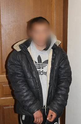 На ЮЖД СБУ задержала террориста, когда тот закладывал магнитную мину под цистерну с топливом (ФОТО) (фото) - фото 1 На ЮЖД СБУ задержала террориста, когда тот закладывал магнитную мину под цистерну с топливом (ФОТО) (фото) - фото 1