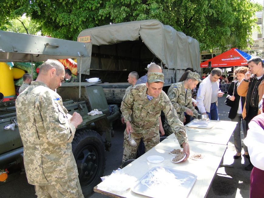 Хмельничан всіх без винятку пригощали смачною солдатською кашею (ФОТО) (фото) - фото 2 Хмельничан всіх без винятку пригощали смачною солдатською кашею (ФОТО) (фото) - фото 2