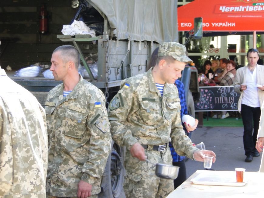 Хмельничан всіх без винятку пригощали смачною солдатською кашею (ФОТО) (фото) - фото 1 Хмельничан всіх без винятку пригощали смачною солдатською кашею (ФОТО) (фото) - фото 1