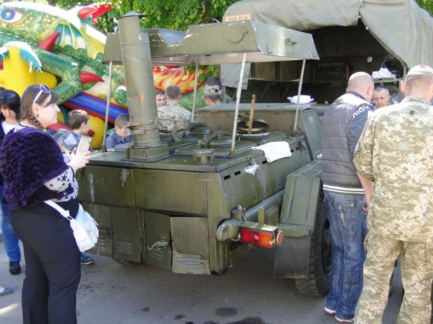 Хмельничан всіх без винятку пригощали смачною солдатською кашею (ФОТО) (фото) - фото 4 Хмельничан всіх без винятку пригощали смачною солдатською кашею (ФОТО) (фото) - фото 4