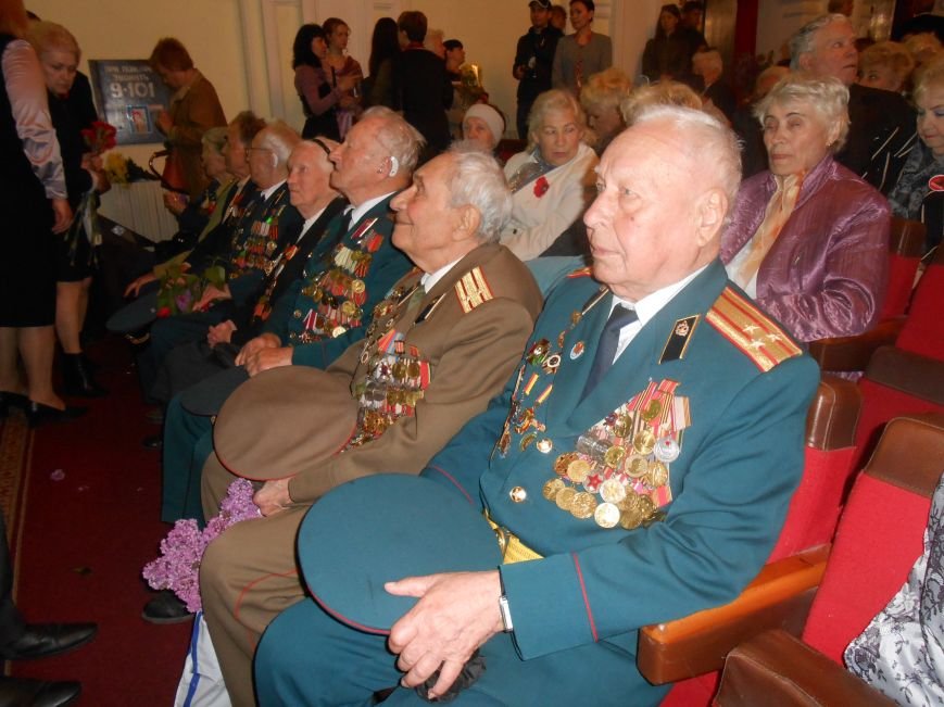 Днепродзержинск отмечает 70-ю годовщину Победы над нацизмом (фото) - фото 19 Днепродзержинск отмечает 70-ю годовщину Победы над нацизмом (фото) - фото 19