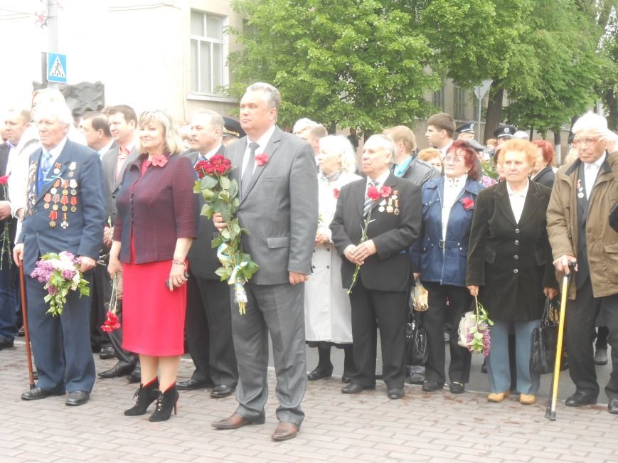 Днепродзержинск отмечает 70-ю годовщину Победы над нацизмом (фото) - фото 11 Днепродзержинск отмечает 70-ю годовщину Победы над нацизмом (фото) - фото 11