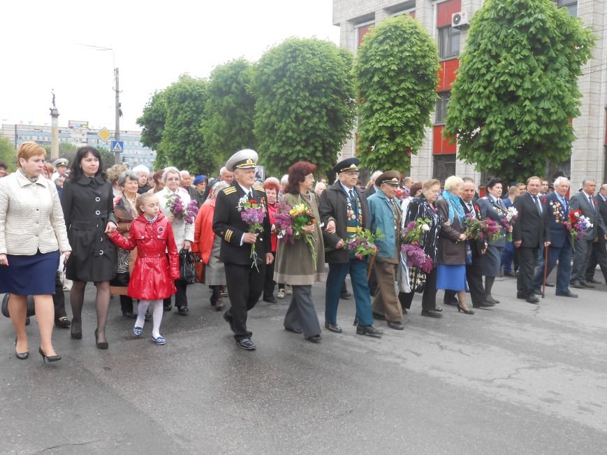 Днепродзержинск отмечает 70-ю годовщину Победы над нацизмом (фото) - фото 16 Днепродзержинск отмечает 70-ю годовщину Победы над нацизмом (фото) - фото 16