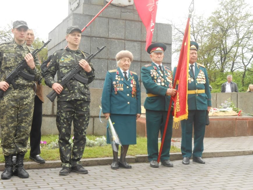 Днепродзержинск отмечает 70-ю годовщину Победы над нацизмом (фото) - фото 10 Днепродзержинск отмечает 70-ю годовщину Победы над нацизмом (фото) - фото 10