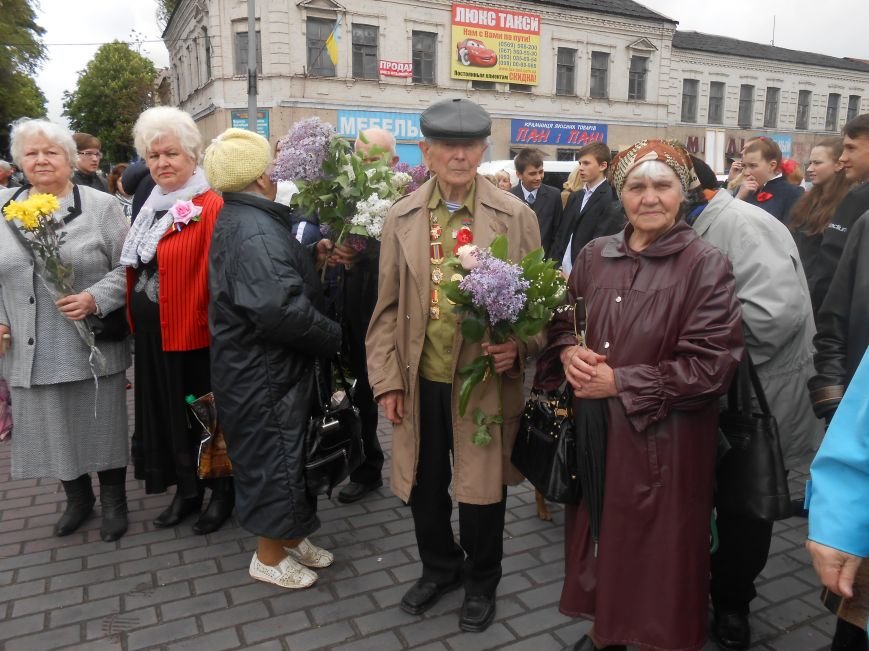Днепродзержинск отмечает 70-ю годовщину Победы над нацизмом (фото) - фото 14 Днепродзержинск отмечает 70-ю годовщину Победы над нацизмом (фото) - фото 14