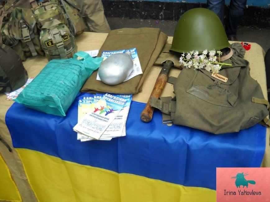 Криворожские волонтеры открыли в парке имени Газеты «Правда» выставку военного снаряжения бойцов АТО (ФОТО) (фото) - фото 1 Криворожские волонтеры открыли в парке имени Газеты «Правда» выставку военного снаряжения бойцов АТО (ФОТО) (фото) - фото 1