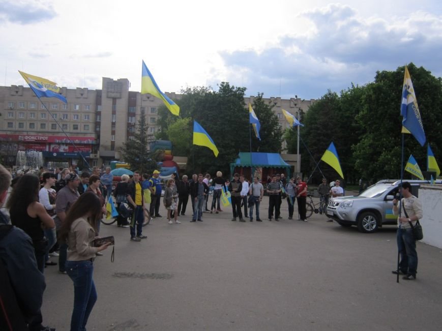 Памятник Ленину в Славянске средь бела дня обстреляли краской (фото) - фото 1 Памятник Ленину в Славянске средь бела дня обстреляли краской (фото) - фото 1